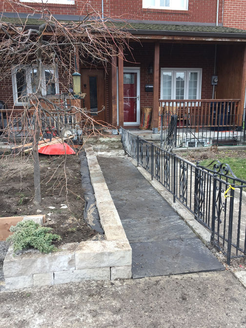Natural stone wall w. square flagstone walkway. A project by the London Ontario based O'Connor Stone & Landscape
