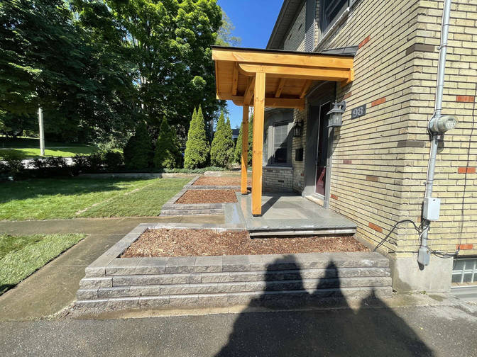 Flagstone steps and retaining walls. A project by the London Ontario based O'Connor Stone & Landscape